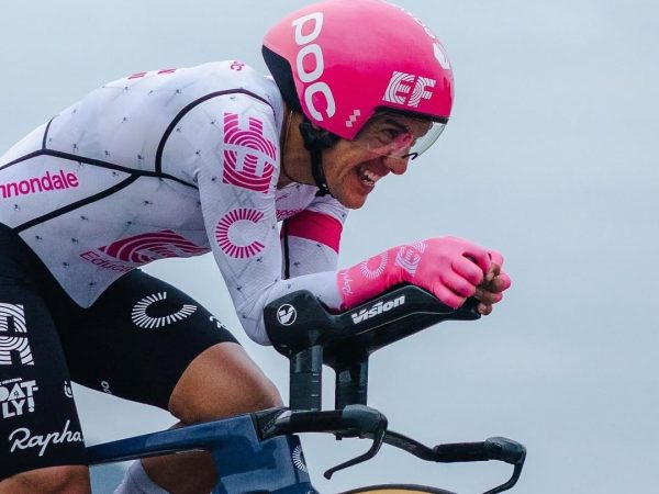 Lluvia complica a Carapaz en la contrarreloj y baja puesto en la general