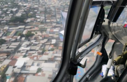 ¡Lluvia de billetes en Portoviejo! Ejército impulsa la línea de denuncias 131 con campaña aérea