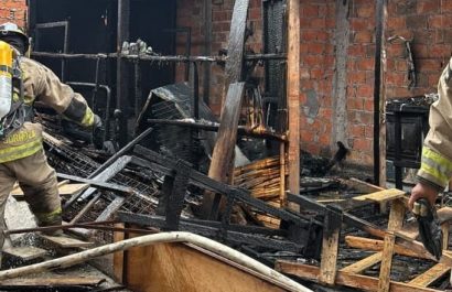 Los bomberos controlaron las llamas que amenazaban con contaminar otras viviendas.