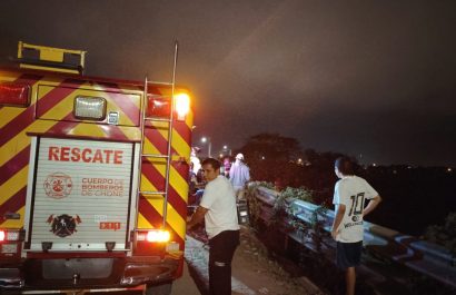 Los bomberos llegaron al lugar para efectuar el rescate del cuerpo del motociclista fallecido.
