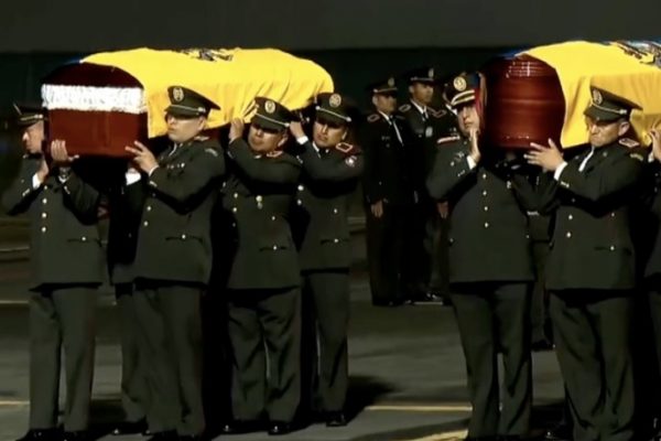 Los cuerpos de once militares asesinados durante un operativo contra la minería ilegal en Alto Punino, llegaron a Quito.