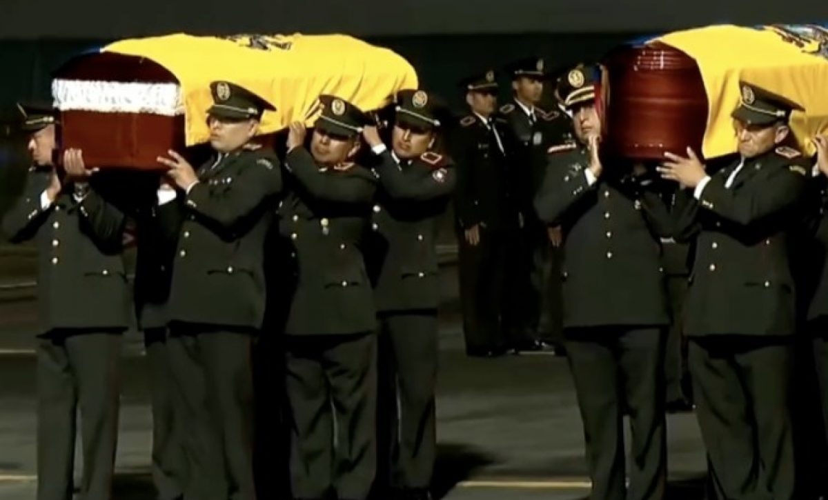 Los cuerpos de once militares asesinados durante un operativo contra la minería ilegal en Alto Punino, llegaron a Quito.