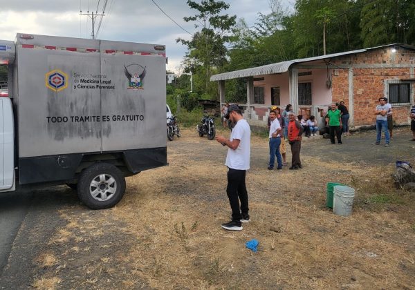 Los cuerpos fueron llevados por personal de medicina legal al centro forense de Manta para la autopsia de rigor.