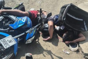 Los cuerpos sin vida de los hombres baleados quedaron junto a la motocicleta en la que se movilizaban.