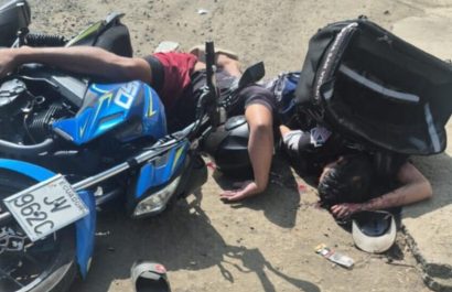 Los cuerpos sin vida de los hombres baleados quedaron junto a la motocicleta en la que se movilizaban.