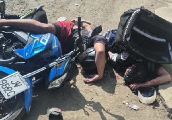 Los cuerpos sin vida de los hombres baleados quedaron junto a la motocicleta en la que se movilizaban.