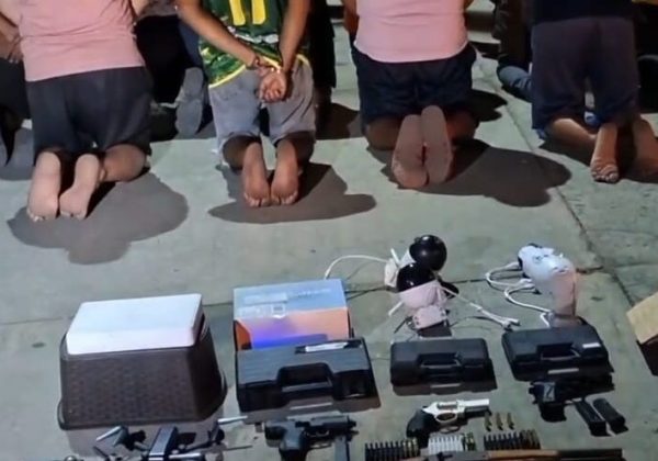 Los detenidos enfrentan cargos por posesión ilegal de armas de fuego.