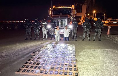 Los detenidos junto a la droga decomisada que era trasladada en un camión.