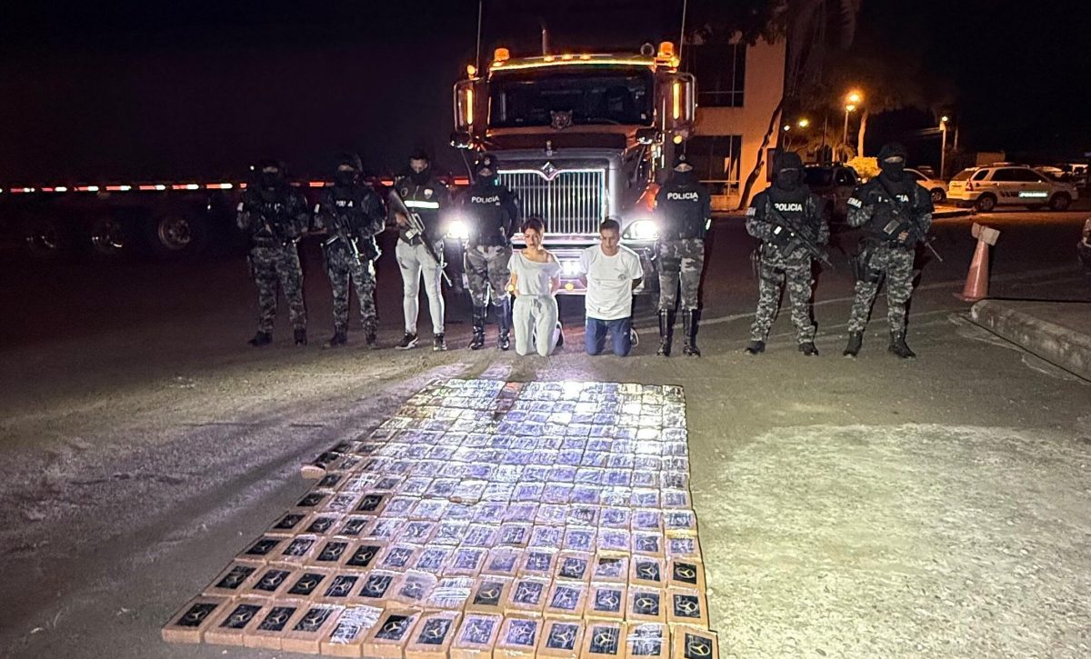 Los detenidos junto a la droga decomisada que era trasladada en un camión.