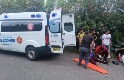 Los heridos fueron trasladados por paramédicos del Cuerpo de Bomberos de El Carmen a un hospital.