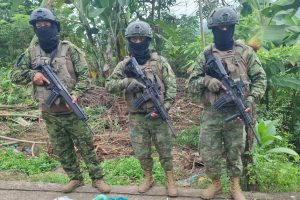 Los militares brindaron la seguridad para los ciudadanos en la parroquia Chanduy en Santa Elena.