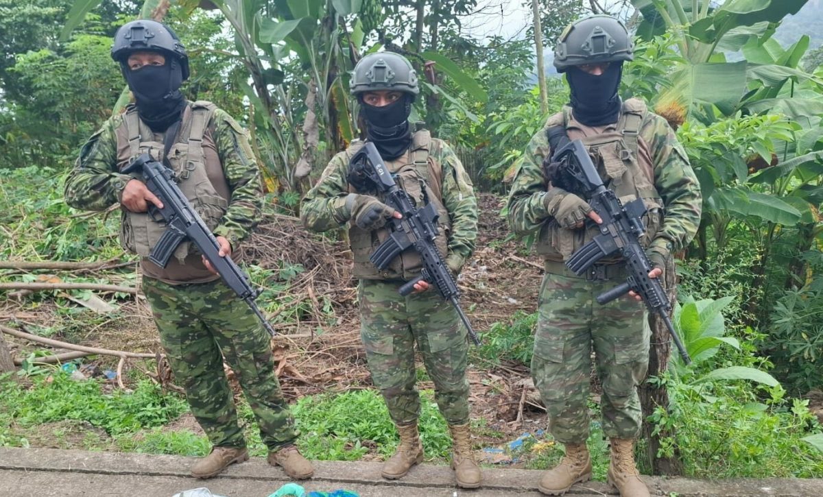 Los militares brindaron la seguridad para los ciudadanos en la parroquia Chanduy en Santa Elena.