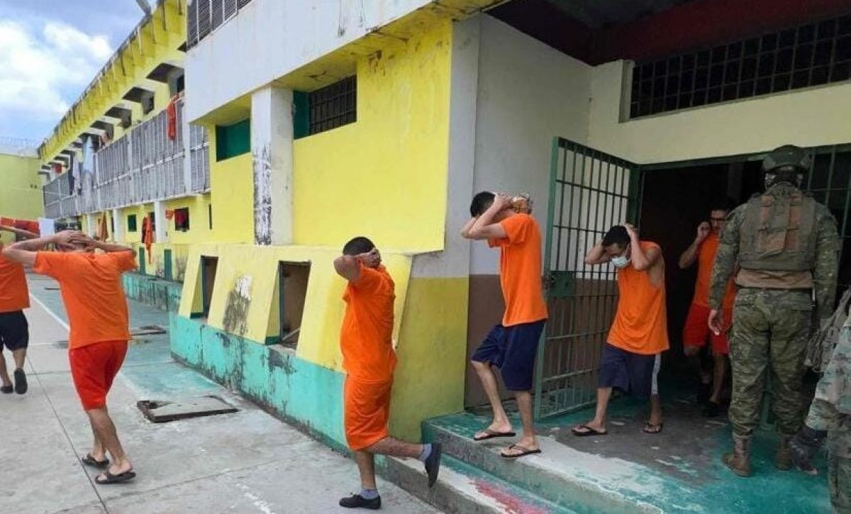 Los reos fueron sacados de sus celdas durante las revisiones en los pabellones.