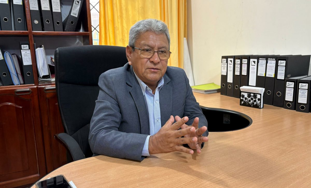 Luis Aguilar, presidente del Colegio de Ingenieros Civiles, enfatiza la aprobación de planos estructurales en Santo Domingo como garantía de seguridad.