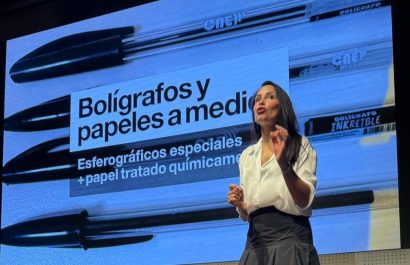 Luisa González compartió su tesis sobre supuesta tinta transferible en una cumbre internacional. (X).