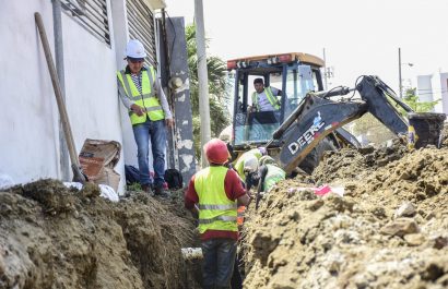 En algunos frentes de trabajo se construyen los colectores. La calle Rotaria, permanece cerrada por estos trabajos.