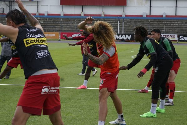 Jugadores de Mushuc Runa durante un calentamiento.