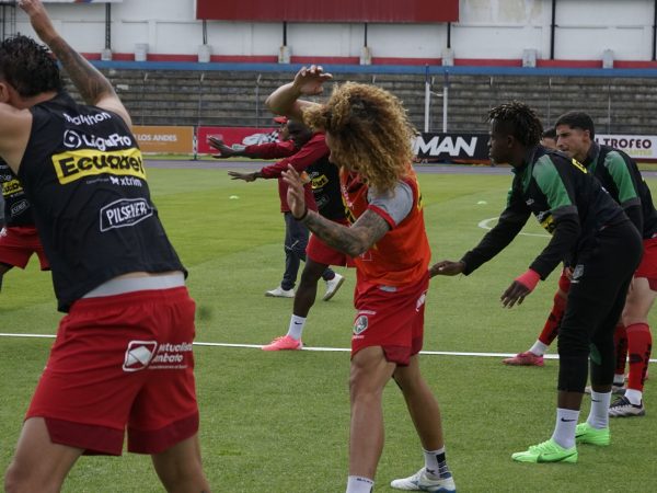 Jugadores de Mushuc Runa durante un calentamiento.