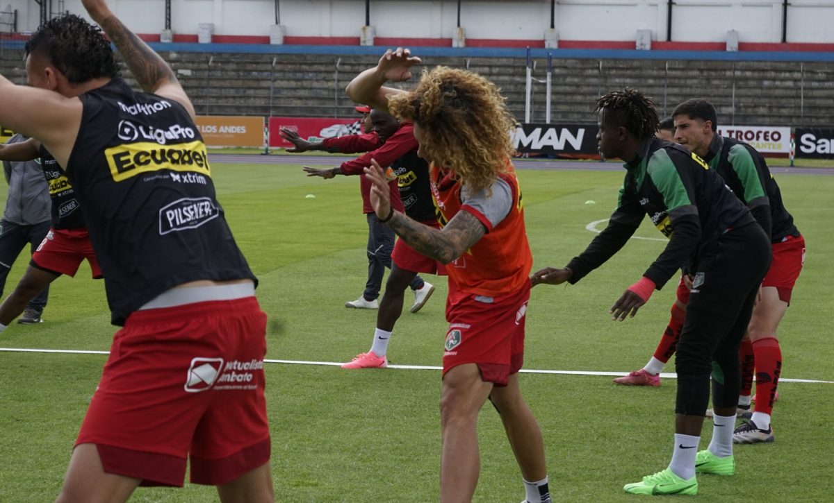 Jugadores de Mushuc Runa durante un calentamiento.