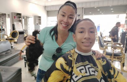 Maddox, junto a Rocío, su madre, en la peluquería.