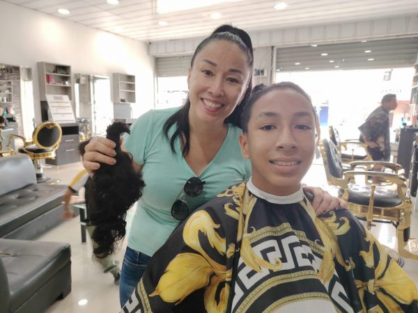 Maddox, junto a Rocío, su madre, en la peluquería.