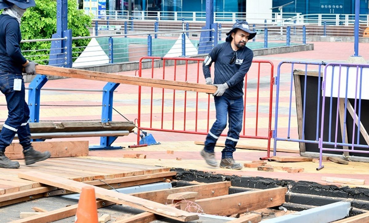 La Fundación Malecón 2000 de Guayaquil realiza trabajos de mantenimiento en todo el recorrido del lugar.