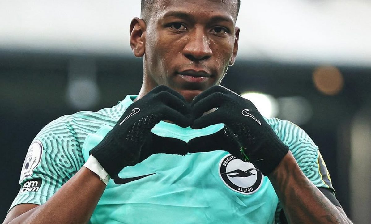 Manchester United sondea a Pervis Estupiñán para reforzar su defensa