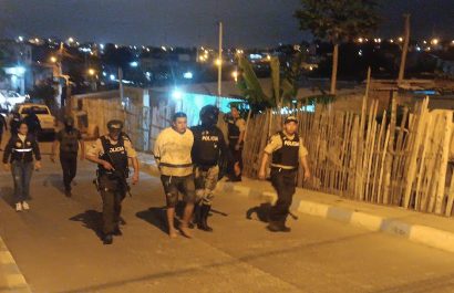 En Manta y Manabí, la Policía Nacional aplica el uso progresivo de la fuerza para contrarrestar la creciente violencia criminal.