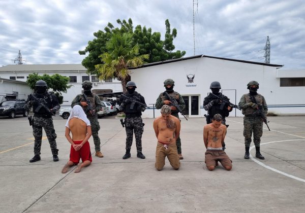 El asesinato de Javier Mendoza en Manta derivó en un operativo policial que dejó tres detenidos, incluido un menor.