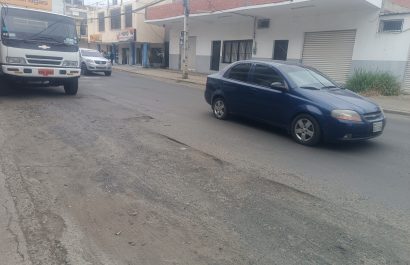 Ciudadanos exigen la reparación de la deteriorada calle 14, mientras del Municipio de Manta, prometen intervención en tres meses.