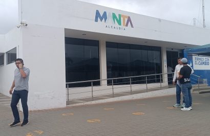 En la Agencia de Tránsito de Manta, se espera la llegada de la Policía, quienes se encargarán de todas las actividades internas y externas.