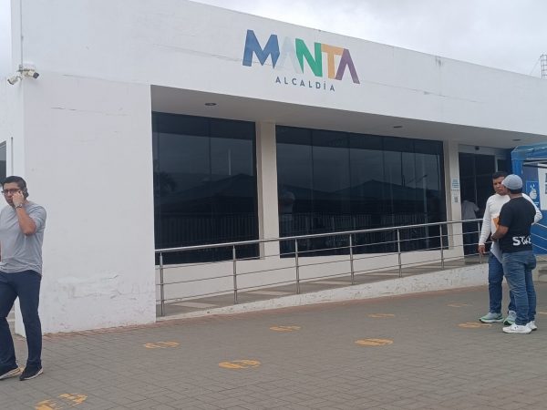 En la Agencia de Tránsito de Manta, se espera la llegada de la Policía, quienes se encargarán de todas las actividades internas y externas.
