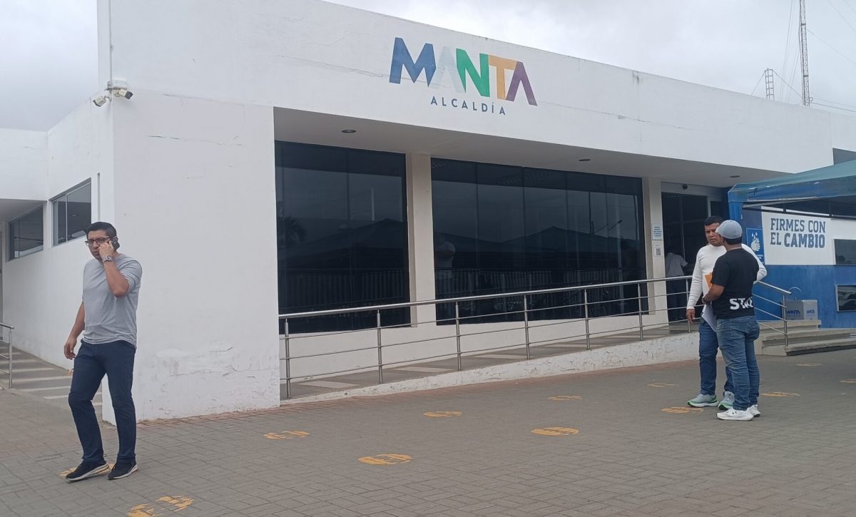 En la Agencia de Tránsito de Manta, se espera la llegada de la Policía, quienes se encargarán de todas las actividades internas y externas.