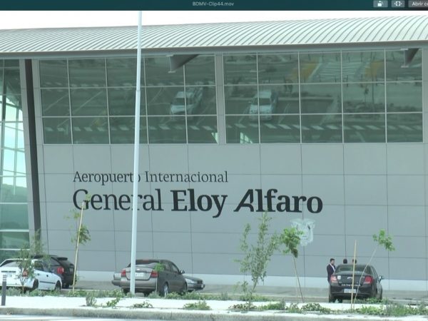 Los usuarios señalan que el aeropuerto Eloy Alfaro de Manta no cumple con los estándares necesarios por la falta de infraestructura y servicios básicos.