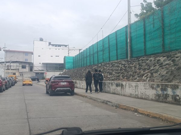 Moradores señalan que robos diarios a estudiantes en los barrios Los Eléctricos y Universitaria, zonas cercanas a la Universidad Eloy Alfaro de Manta.