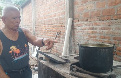 José González, de 73 años, pescador y armador de Jaramijó y residente en Manta, enfrenta un cáncer óseo terminal con medicina natural, fe cristiana y el apoyo de su familia.