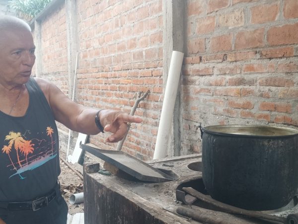 José González, de 73 años, pescador y armador de Jaramijó y residente en Manta, enfrenta un cáncer óseo terminal con medicina natural, fe cristiana y el apoyo de su familia.