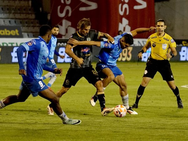 Manta FC logró un empate 2-2 frente a Macará en el estadio Bellavista de Ambato, en el arranque de la fecha 15 de la LigaPro.