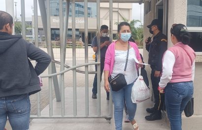 Pacientes del hospital Rodríguez Zambrano de Manta reciben atención médica, pero deben comprar medicamentos y pagar exámenes.