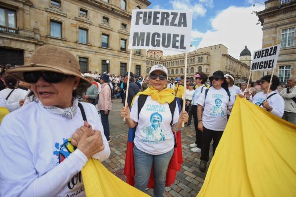 La fotografía tomada de la cuenta X del medio La FM, muestra a personas con pancartas y banderas de Colombia.