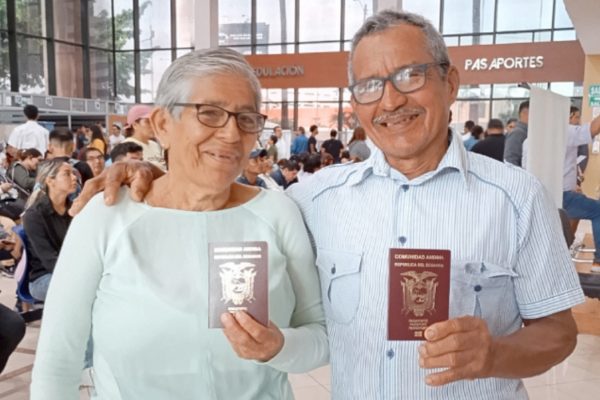Más de 4.500 personas de grupos de atención prioritaria reciben pasaporte mensualmente, sin agendamiento de turno, en Guayaquil. (Registro Civil).