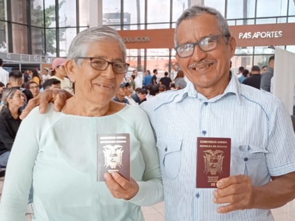 Más de 4.500 personas de grupos de atención prioritaria reciben pasaporte mensualmente, sin agendamiento de turno, en Guayaquil. (Registro Civil).
