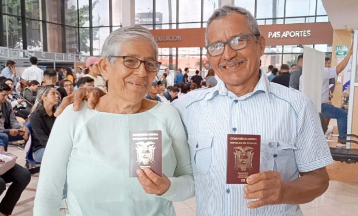 Más de 4.500 personas de grupos de atención prioritaria reciben pasaporte mensualmente, sin agendamiento de turno, en Guayaquil. (Registro Civil).