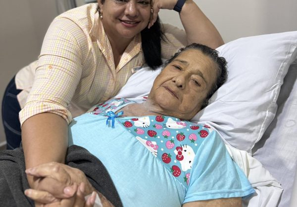 Esta fotografía fue compartida por la gobernadora de Manabí, aurora Valle, junto a su madre.