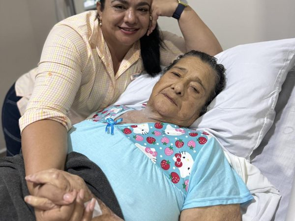 Esta fotografía fue compartida por la gobernadora de Manabí, aurora Valle, junto a su madre.