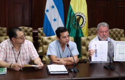 La doctora María de Lourdes Chávez Molina, comparte su trayectoria como médico. Ella narra su camino, retos y reflexiones.