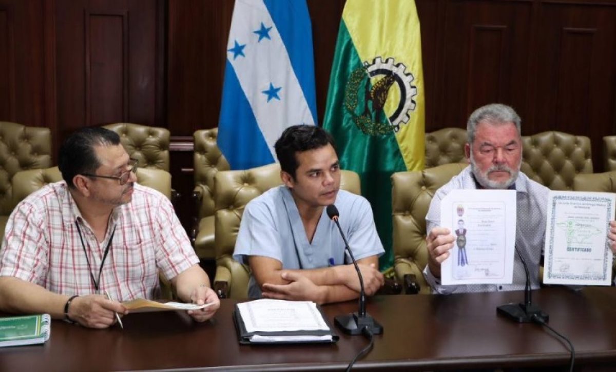 La doctora María de Lourdes Chávez Molina, comparte su trayectoria como médico. Ella narra su camino, retos y reflexiones.