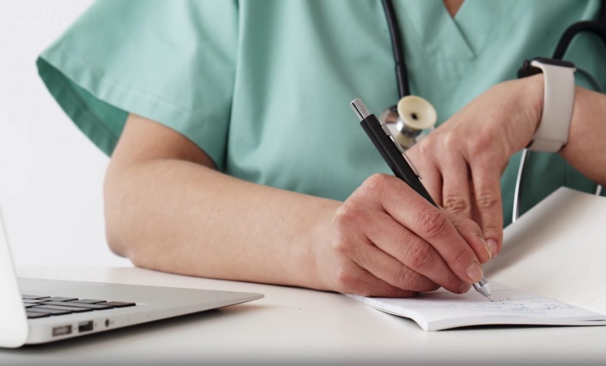 Médicos ecuatorianos enfrentan nuevas barreras en Argentina