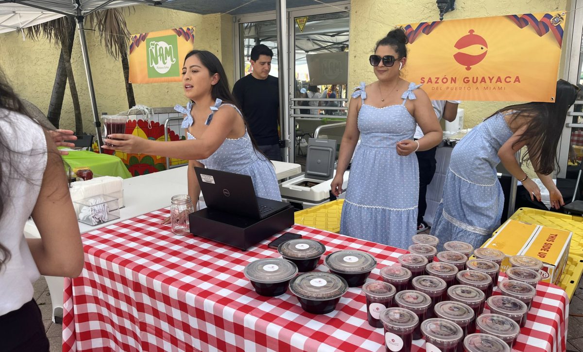 Migrantes ecutorianos preparan esta bebida ancestral y lo hacen fuera de su fecha tradicional.
