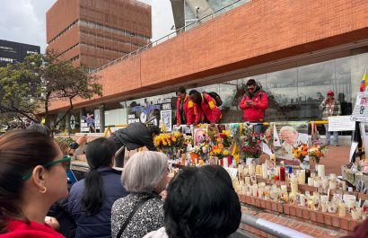 La fotografía tomada del medio La FM, muestra a simpatizantes que han colocado velas, en los exteriores de la Fundación Santa Fe de Bogotá.